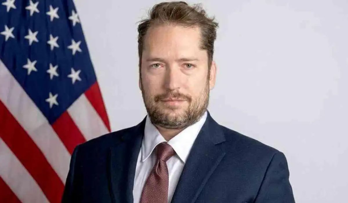 Quem é Darren Beattie, assessor de Trump que Bolsonaro quer receber na prisão